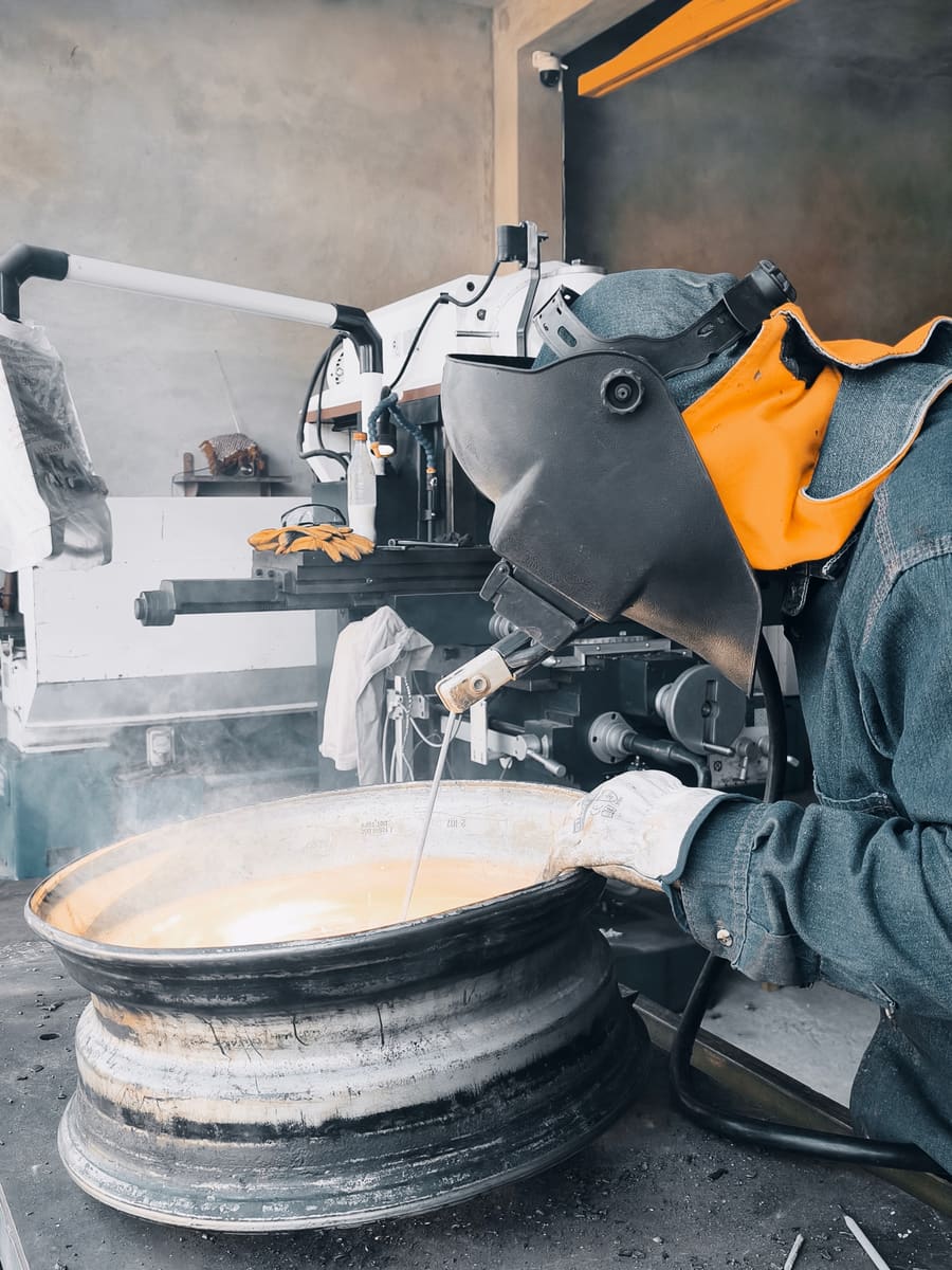 Reparación por soldadura del aro de una rueda de vehículo