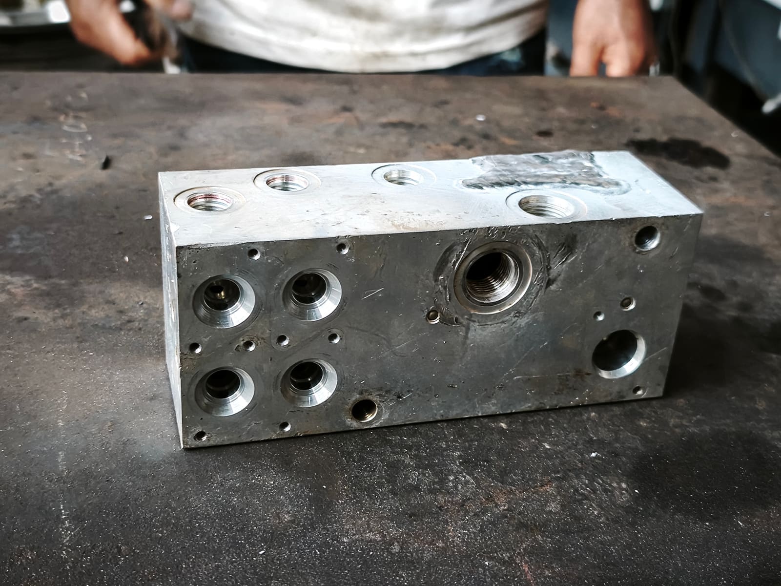 Bloque manifold hidráulico reparado y mecanizado por Cuadros Works